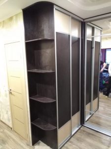 Встроенный угловой шкаф купе в прихожей - Мебельная фабрика Адалит