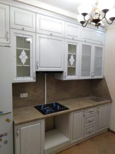 Белая кухня под потолок с фрезеровкой