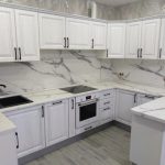 П-образная белая кухня, зонирующая пространство