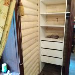 Встроенный шкаф купе с тремя дверьми в деревянном доме - Мебельная фабрика Адалит