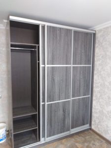 Встроенный шкаф купе "Ясень черный" в профиле серебро открытый - Мебельная фабрика Адалит