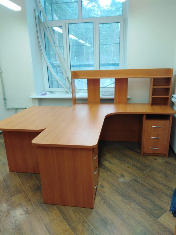 Мебель в офис (шкаф купе корпусной, столы рабочие, тумбы)