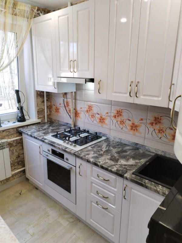 Белая угловая кухня с фасадами "Высокий глянец" с фрезеровкой