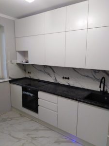 Белая кухня в минималистическом стиле с фасадами эмаль