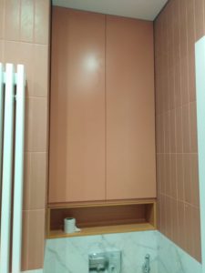 Встроенные распашные шкафы в ванной комнате. Фасады эмаль
