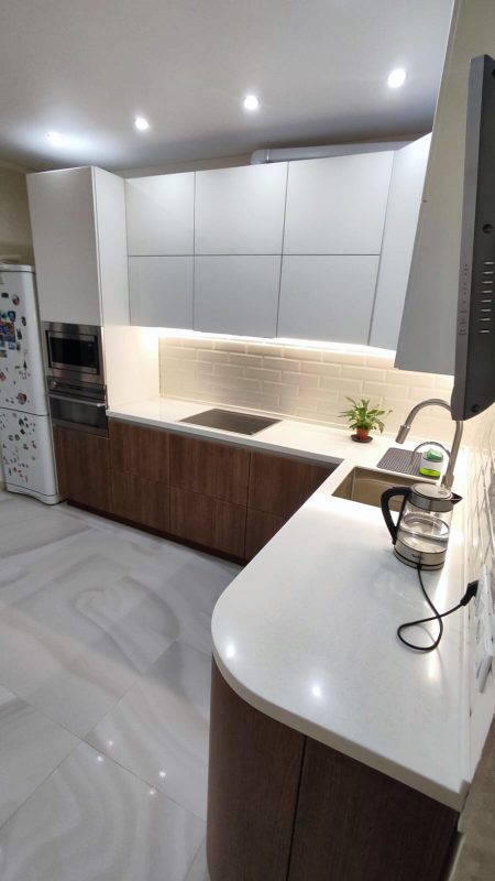 Угловая кухня с фасадами МДФ в пленке ПВХ бело-коричневая - Мебельная фабрика Адалит