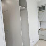 Встроенный белый шкаф в прихожую - Мебельная фабрика Адалит